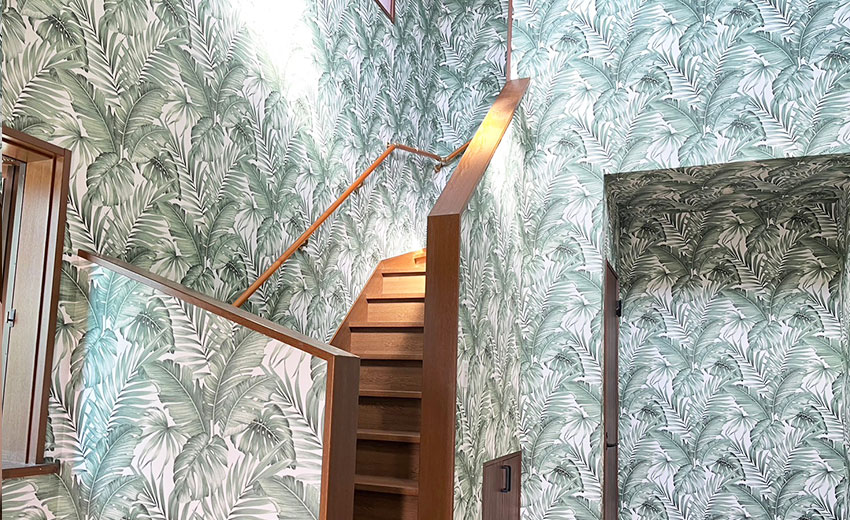 椰子の葉がいっぱいの壁紙と階段。ＳＵＭＡＩ相談センターえべっさんがリノベーション・リフォーム。